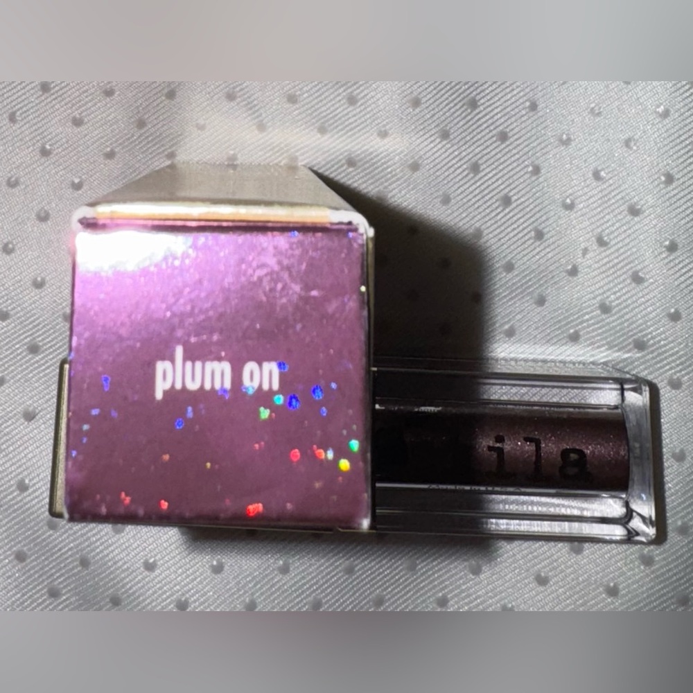 Stila Glitter & Glow Liquid Eye Shadow in Plum On